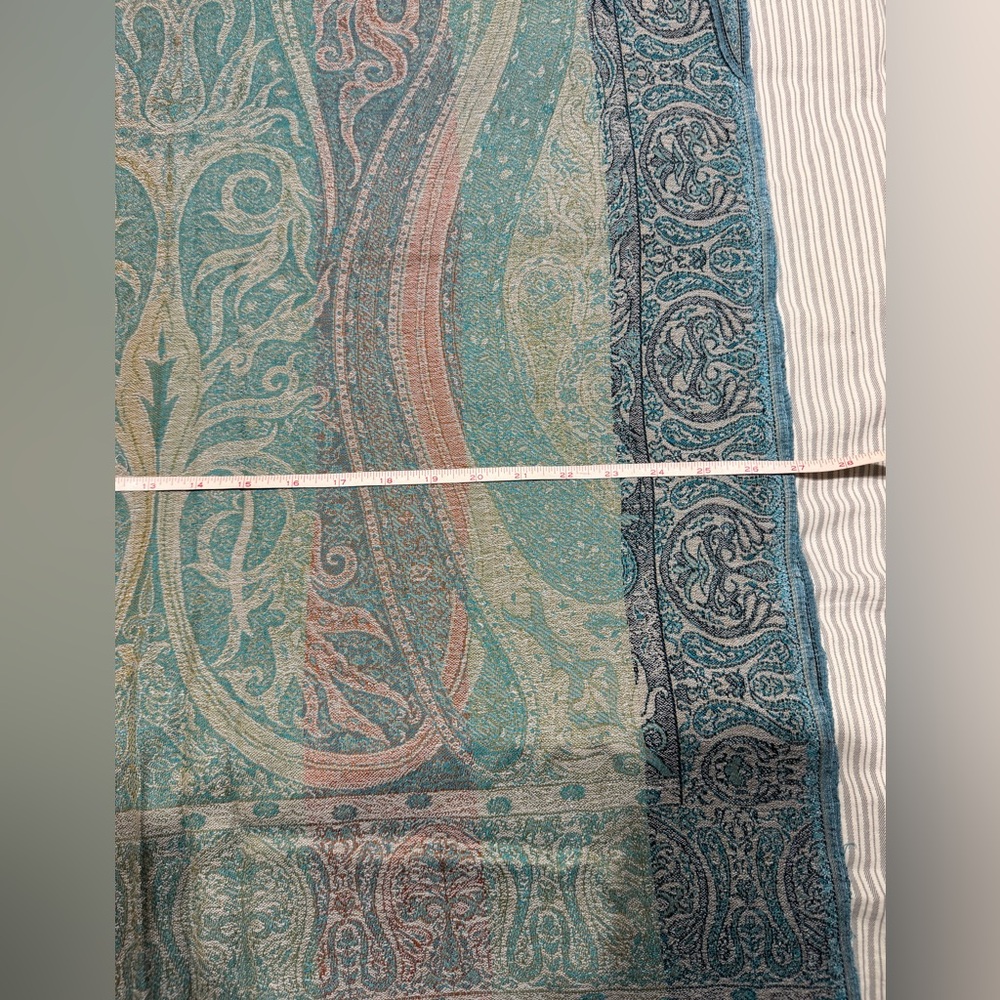 Met Museum Elegant Paisley Women's silk / wool blend Shawl roughly 27”x80” - Picture 6 of 10